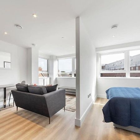 Bright Contemporary Studio In อีสต์กรีนสเตด ภายนอก รูปภาพ