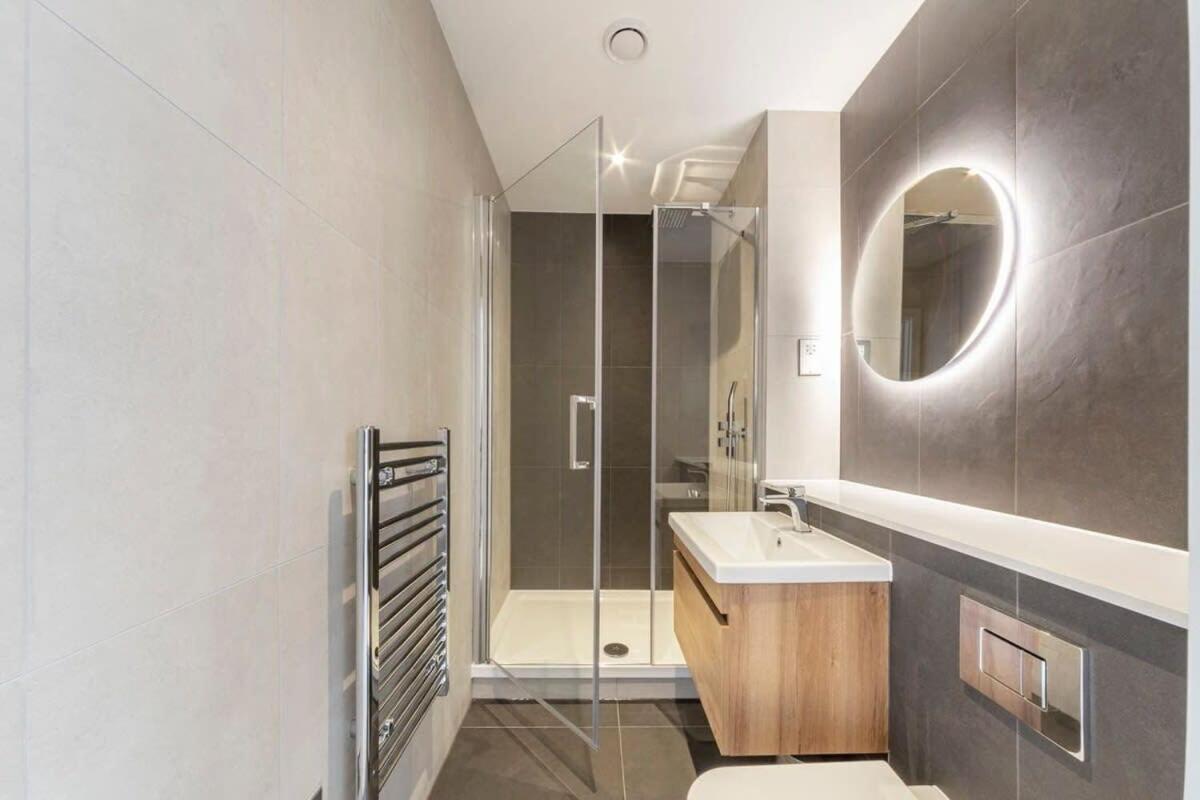 Bright Contemporary Studio In อีสต์กรีนสเตด ภายนอก รูปภาพ