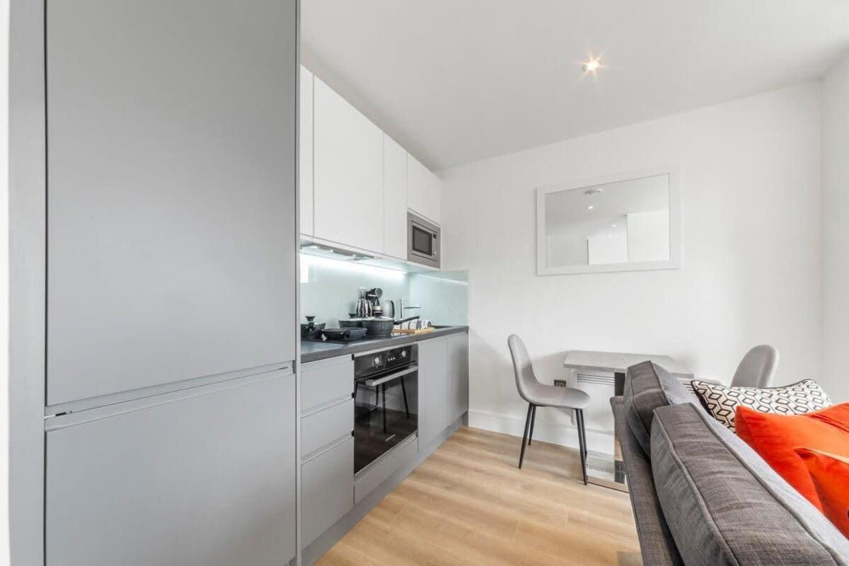 Bright Contemporary Studio In อีสต์กรีนสเตด ภายนอก รูปภาพ